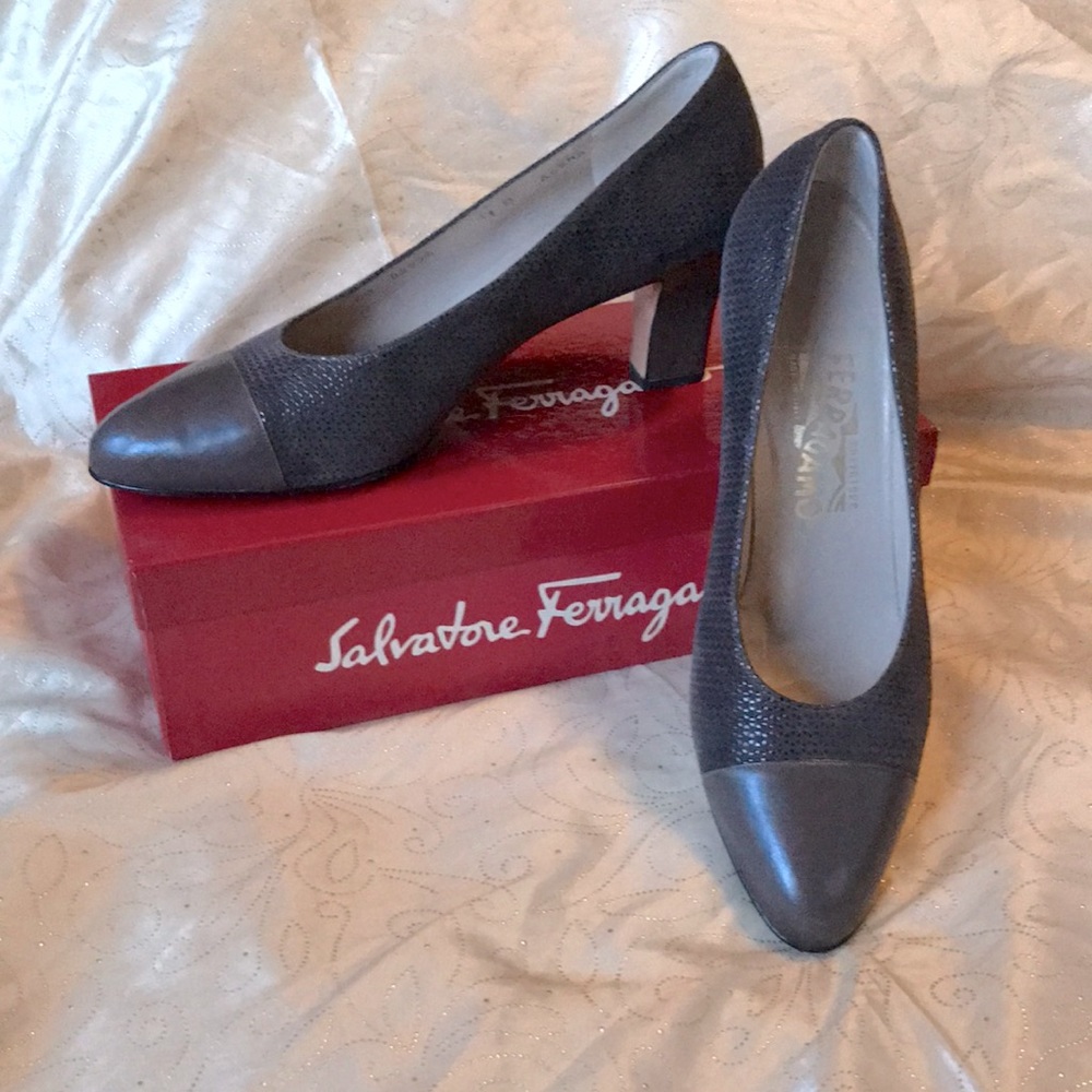 EUC Vintage Salvatore Ferragamo “Luna” grey patent and suede pumps (size 11)